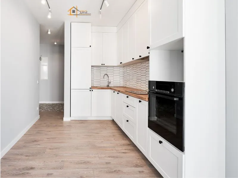 Intérieur d'une maison moderne à deux étages avec jardin, après rénovation.